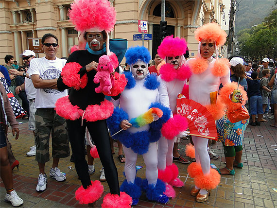 ACESSA.com Cariocas se vestem de poodle