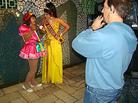 Cinderela entrevistando Miss Arrasa Bi